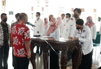 Pj Bupati Pati ketika melantik pejabat fungsional Pemkab Pati