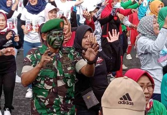 Antusiasme masyarakat dan TNI dalam senam massal sambut HUT TNI 
