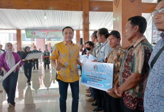 Wakil Bupati Blitar Rahmat Santoso Serahkan Penghargaan ke Peraih Prestasi Blitar Koi Show (foto : Faisal Nur Rachman / Klikwarta.com)