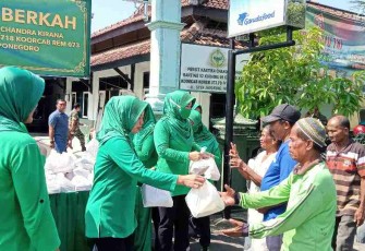 Pembagian nasi kotak dalam jumat berkah di Koramil 01/Pati