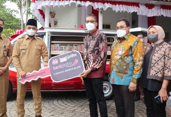 Penyerahan bantuan CSR oleh Bank Jatim kepada Pemkab Bangkalan