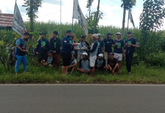 Foto bersama Risgo dan komunitas GOC saat penyerahan bantuan secara simbolis