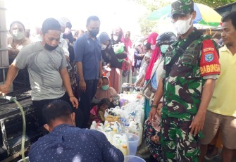 Penyaluran minyak goreng di wilayah Kecamatan Pahandut, Palangka Raya