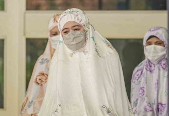 Puan Maharani shalat Idul Fitri di rumah dinas Jakarta Pusat. Senin (02/05/2022)