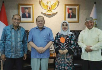 Ketua DPD RI saat menerima audensi Kesthuri di kediamannya Jakarta. Senin (02/03/2022)