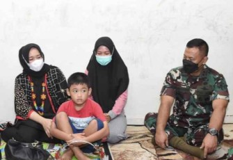 Pangdam Jaya bersama istri dan anak almarhum Koptu Jarot Budi Utomo di kediamannya Serpong Tangerang. Sabtu (07/05/2022)