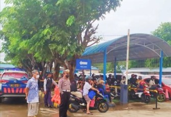 Kapolres Bintan, saat meninjau langsung arus balik di Pelabuhan ASDP, Minggu (8/5/2022)