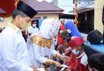 Kapolres Samosir saat halalbihalal memberikan santunan anak yatim. Rabu (11/06/2022)
