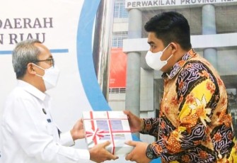 Plt Bupati Bintan, Roby Kurniawan (baju batik), saat menerima penghargaan WTP, Rabu (18/5/2022)