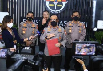 Kadiv Humas Polri saat memberikan keterangan pers deportasi buronan Kepolisian Jepang di Jakarta 
