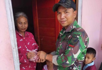 Bagikan daging qurban ke warga perbatasan 