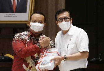 Menkumham Yasonna H Laoly saat menerima penghargaan opini WTP dari BPK RI 