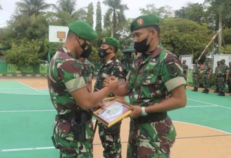 Dandim saat memberikan penghargaan prajuritnya pindah satuan