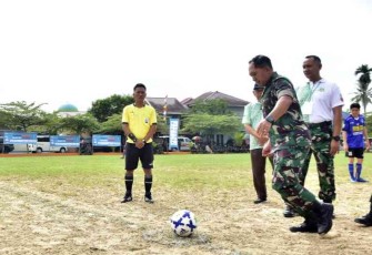 Danrem 091/ASN Brigjen TNI Dendi Suryadi saat Kick off liga santri piala Kasad tingkat Korem 091/ASN di stadion Tridaya Samarinda 