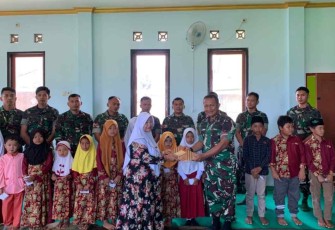 Danyonarmed 11 Kostrad saat menyerahkan santunan di TPQ Al Munna