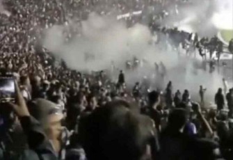 Penonton laga Arema FC Vs Persebaya di stadion Kanjuruhan Malang, Sabtu (1/9)