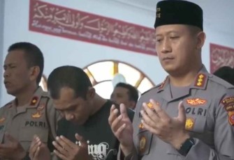 Kapolresta Bandung Kombes Kusworo Wibowo shalat gaib bersama Bobotoh. Minggu (2/10)