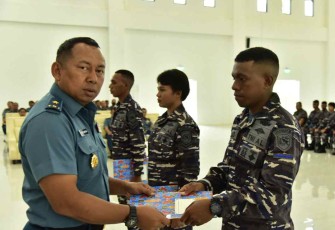 Laksma TNI Rudhi Aviantara saat memberikan sertifikat On The Job Training. Kamis (6/10) 