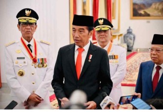 Presiden Joko Widodo menyampaikan keterangan pers usai pelantikan Gubernur dan Wakil Gubernur DIY, serta Kepala LKPP di Istana Negara, Jakarta. Senin (10/10)