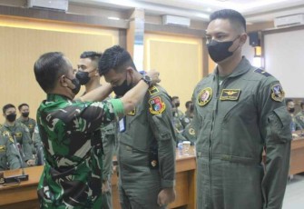 Danlanud Abd Saleh Marsma TNI Zulfahmi menyematkan prajuritnya mengikuti Kursus Crew Recources Management. Senin (10/10)