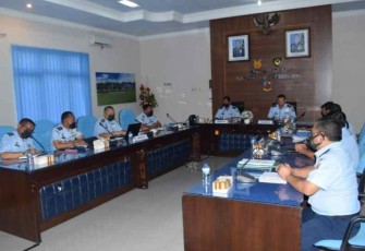 Danlanud Adi Soemarmo Marsekal Pertama TNI Agus Setiawan saat menerima Irkodiklatau, Rabu (12/10)