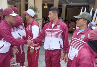 Danlanud Sugiri Sukani Letkol Pnb Supardo Butarbutar saat melepas kontingen atlet Kab. Majalengka 