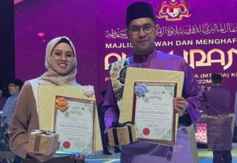 Dua Qari Indonesia, Muhammad Rizqon dan Yuni Wulandari Hasim, raih medali perunggu MTQ Internasional di Malaysia