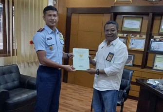 Danlanud Sugiri Sukani Letkol Pnb Supardo Butarbutar saat menerima sertifikat tanah