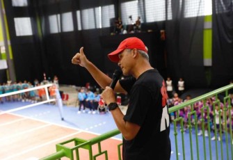 Acungan jempol Ganjar Pranowo saat menyemangati Tim Bola Voli Peserta Kejurnas U-17 