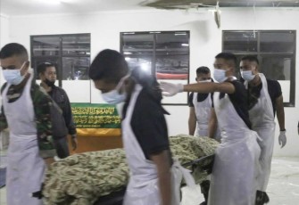 Prajurit TNI AD evakuasi korban bencana gempa bumi Kabupaten Cianjur 