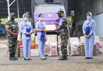 PIA Ardhya Garini Cabang 4/ Daerah I Lanud Husein Sastranegara saat menyerahkan bantuan untuk korban gempa Cianjur 