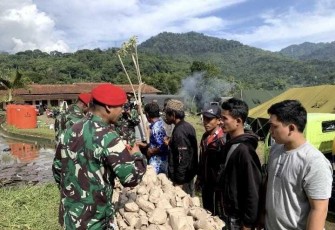 Nasi bungkus Kopassus untuk warga korban gempa Cianjur 