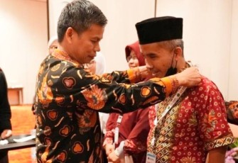 Direktur GTK Madrasah saat menyematkan ID Card Finalis Anugerah GTK Madrasah 2022 di Jakarta 