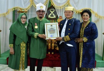 Kasal Laksamana TNI Yudo Margono saat menerima warga kehormatan Kesultanan Tidore 