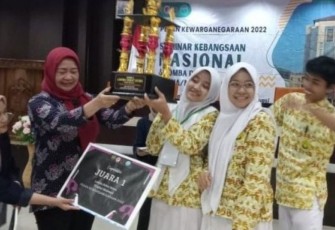 Tim debat MAN 1 Malang saat menerima penghargaan di Universitas Negeri Surabaya, Minggu (27/11)