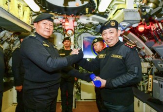 Kapolri Jenderal Listyo Sigit Prabowo saat menerima Brevet Hiu Kencana dari Kasal Laksamana TNI Yudo Margono di atas kapal selam KRI Alugoro -405, Jakarta Senin (28/11)