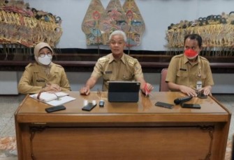 Ganjar Pranowo saat mengumumkan kenaikan UMP Jateng 2023, Semarang, Senin (28/11)