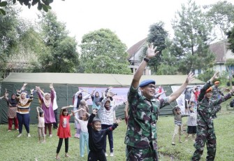 Senam bersama warga pengungsian gempa Cianjur, Selasa (29/11)