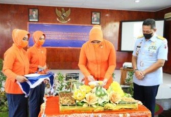 Ketua PIA AG Cabang 2/D III Lanud Manuhua Ny Fanny Ronald Siregar memotong tumpeng syukuran HUT ke-66 PIA AG, Rabu (30/1