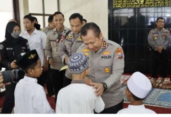 Kapolda Jatim Irjen Pol Toni Harmanto memberikan santunan anak yatim piatu 