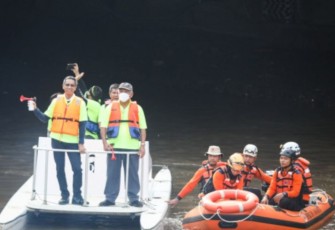 Pj Gubernur DKI Jakarta Heru Budi Hartono bersama Menteri PUPR Basuki mengelilingi sungai Ciliwung. Minggu (4/12)