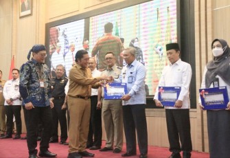Pj Gubernur Banten Al Muktabar saat menyerahkan DIPA dan TKD Tahun Anggaran 2023 