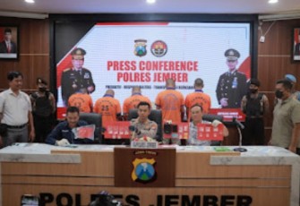 Kapolres Jember AKBP Heri Purnomo saat konferensi pers penangkapan kasus narkoba, Senin (5/12)