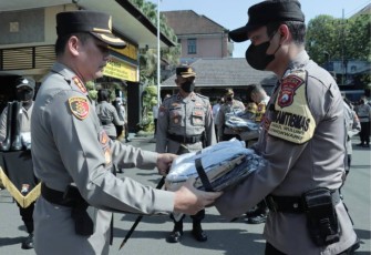 Kapolresta Malang Kota Kombes Pol Budi Hermanto saat memberikan peralatan bencana ke Bhabinkamtibmas. Rabu (7/12)