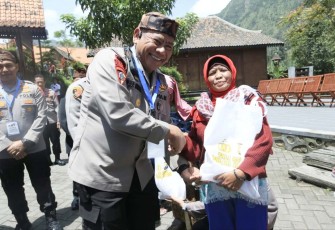 Kapolda Jatim Irjen Pol Toni Harmanto saat memberikan paket sembako warga suku Tengger