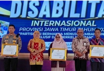 Kapolresta Malang Kota Kombes Pol Budi Hermanto saat menerima penghargaan dari Gubernur Jatim