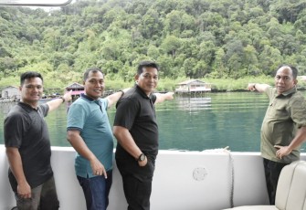 Danrem 023 KS Kolonel Inf Dodi Triwinarto saat mendampingi Kasdam I/BB tinjau Pos Babinsa Pulau Mursala. Sabtu (10/12)