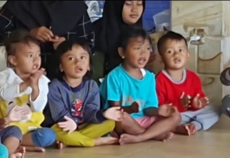Suka ria bernyanyi bersama di pengungsian posko Kopassus 
