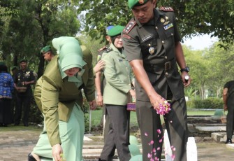 Dandim 0805/Ngawi Letkol Inf Adi Wirawan saat ziarah dan tabur bunga, Rabu (14/12)