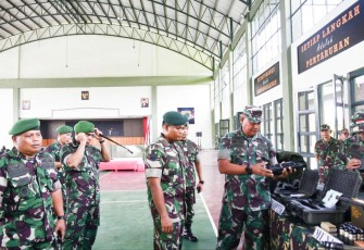 Kasrem 181/PVT Kolonel Inf Mahudin Latupono saat pengecekan Kesiapan Prajurit Yonif RK 762/VYS